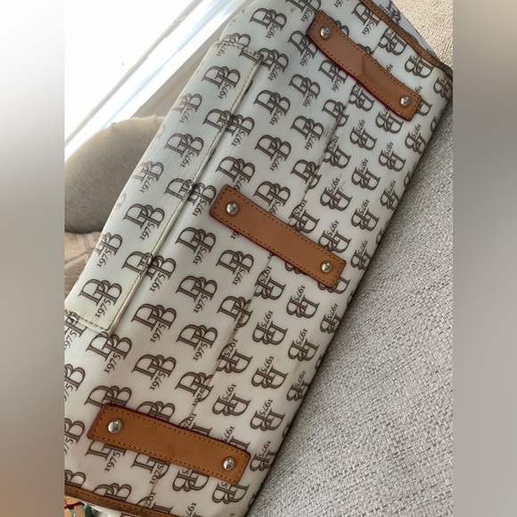 Dooney & Bourke Diaper Bag W/ Changing Mat Signature Pattern White & Brown - Picture 13 of 14